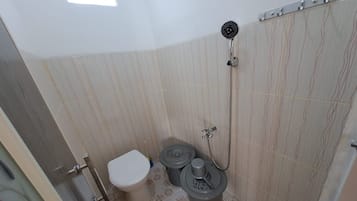 Doppia Standard | Bagno | Doccia, asciugamani, sapone