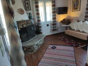 TV, fireplace