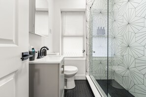 Haartrockner, Handtücher, Seife, Shampoo