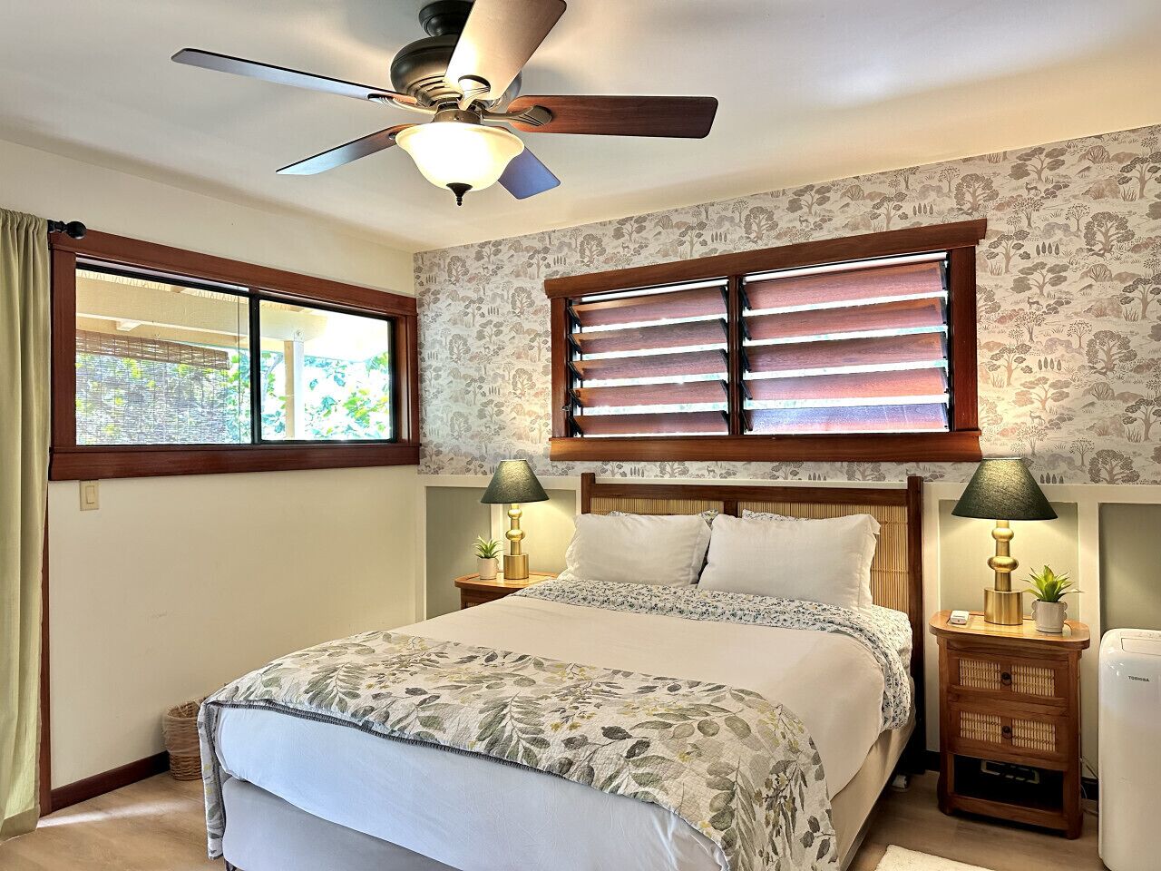 3 bedrooms, desk, iron/ironing board, travel cot