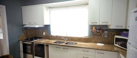 Een koelkast, een microgolfoven, een oven, een kookplaat