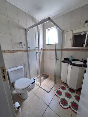 Shower - Apto Completo, 300m da Praia, Bombinhas Centro (Centro Bombinhas)