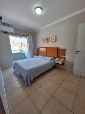 2 bedrooms, free WiFi, bed sheets - Apto Completo, 300m da Praia, Bombinhas Centro (Centro Bombinhas)