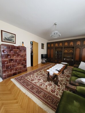 Leilighet, 3 soverom | Oppholdsområde | En 60-centimeters Flatskjerm-TV med Parabol-TV