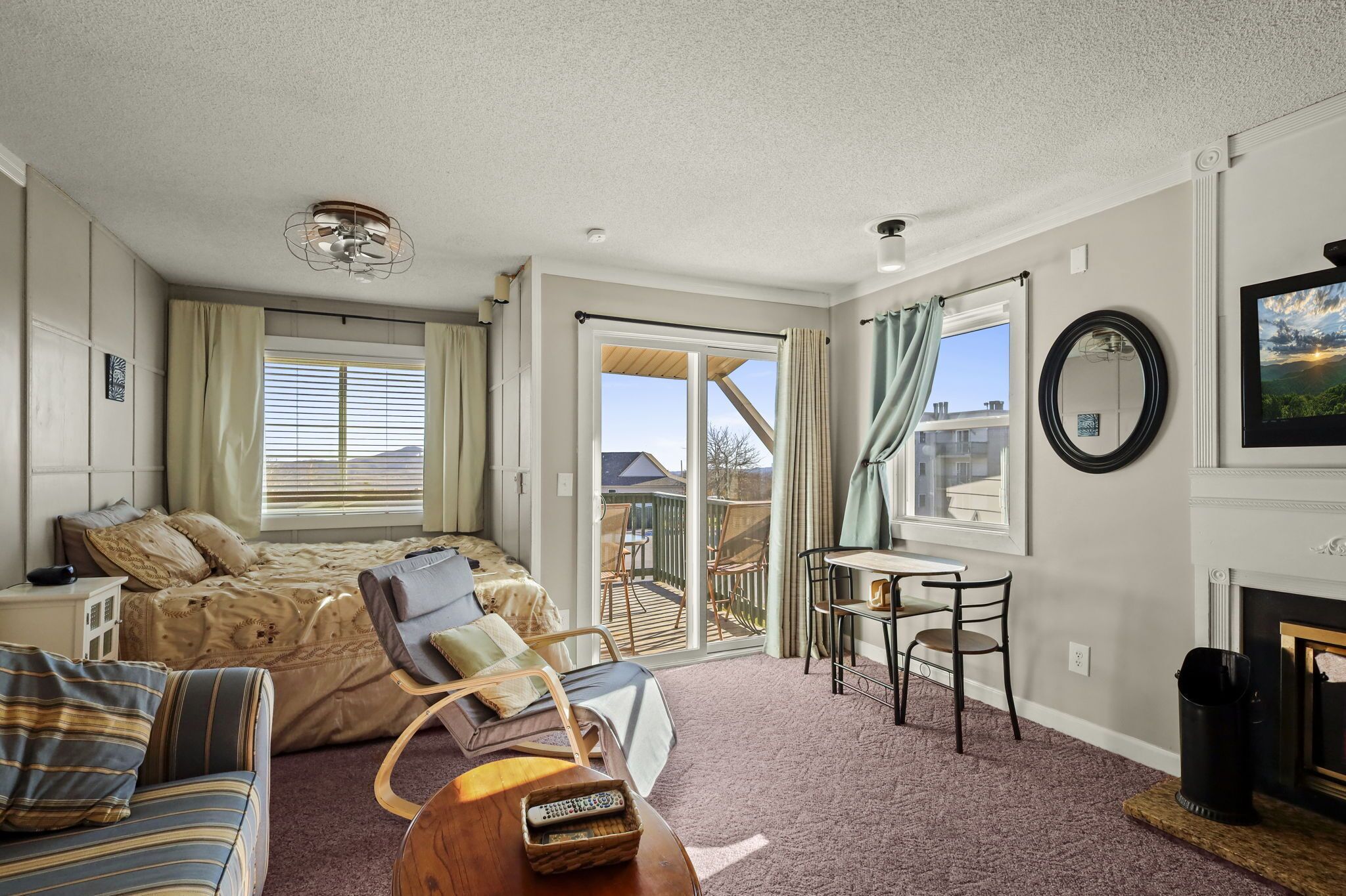 Lovely Studio ~ Balcony Views and Mountain Charms!