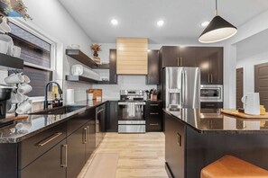 Refrigerador, microondas, horno y parrilla de estufa