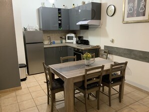 Fridge, microwave, oven, stovetop - Apparemment des Cèdres (Uzès)