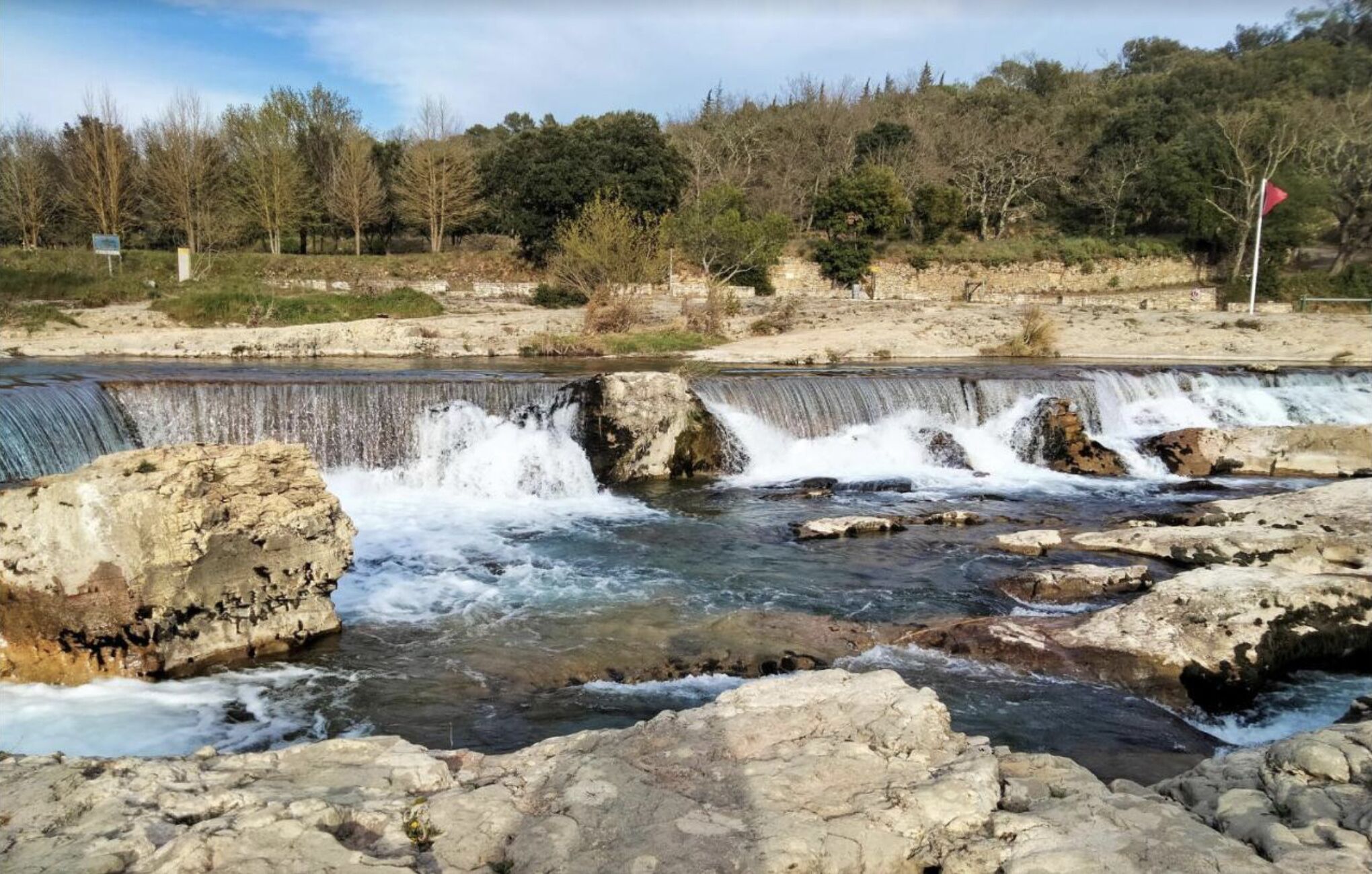 Una gegantada natural amb una presa i terreny rocos.