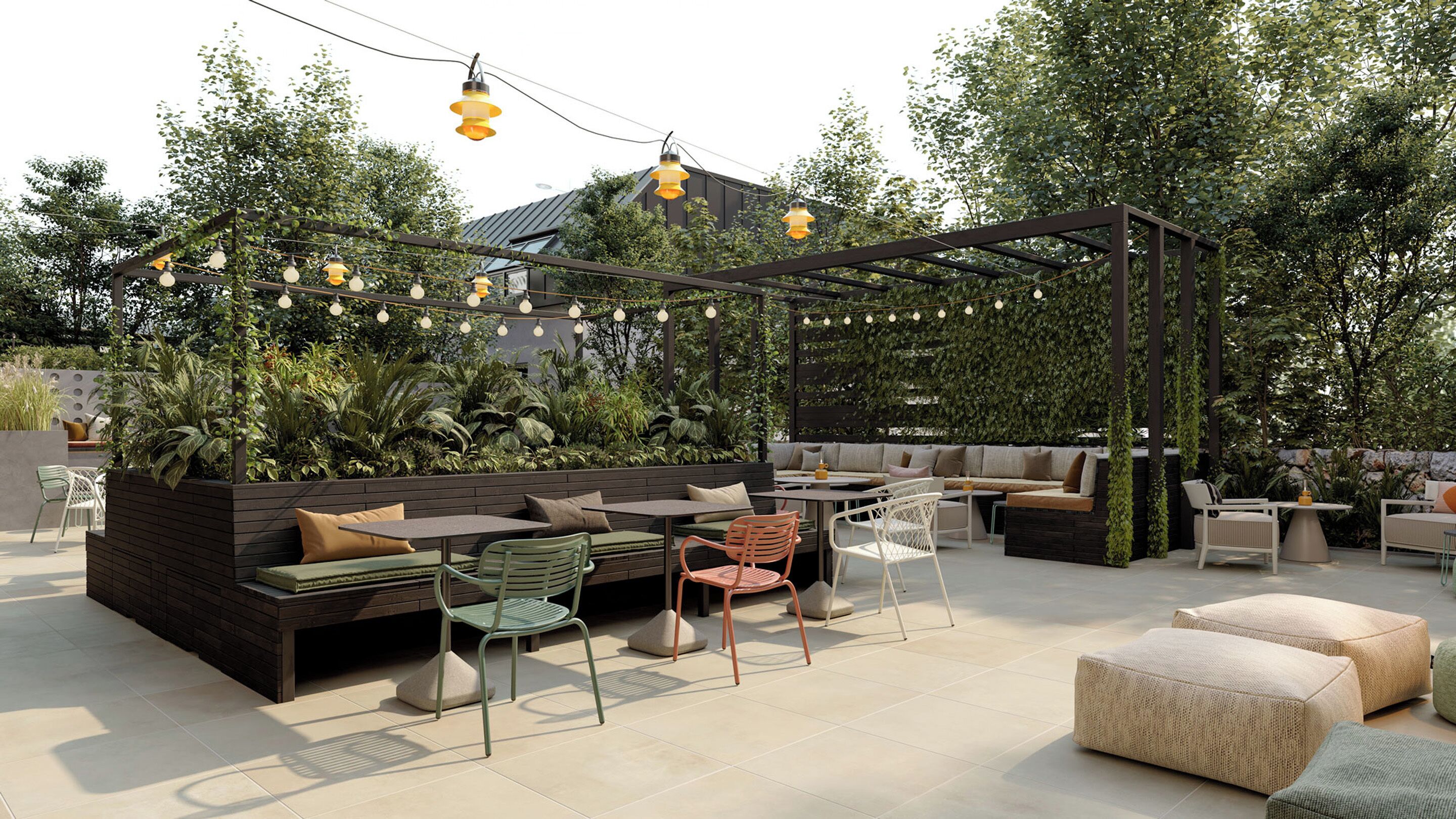 Un espace extérieur aménagé en terrasse, avec une pergola en bois, des sièges et des guirlandes lumineuses.