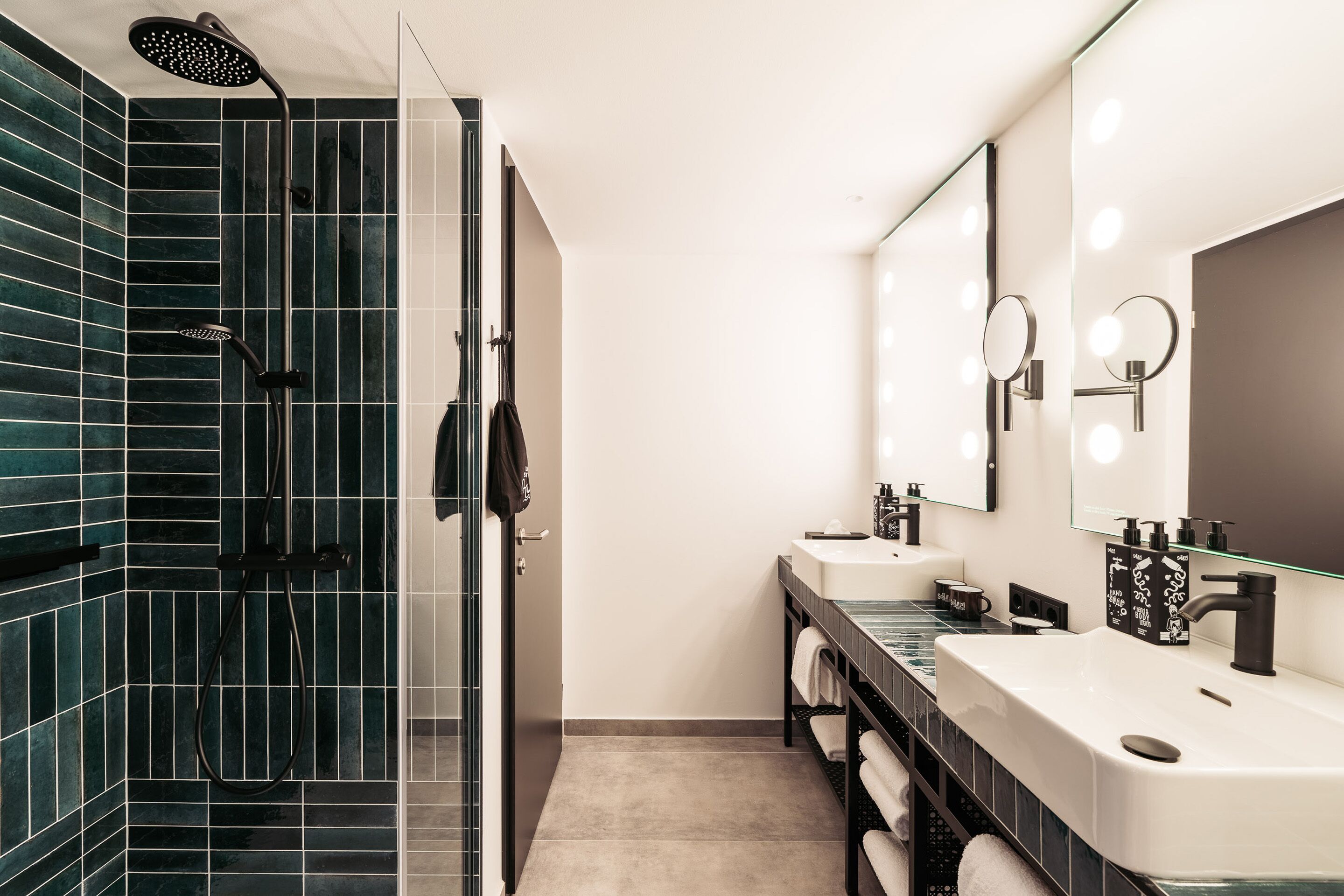 Smart Family | Salle de bain | Douche, douche à « effet pluie », articles de toilette de luxe