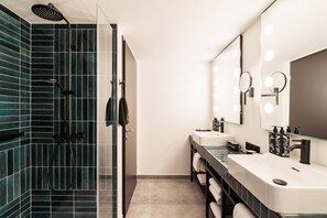 Smart Family | Bathroom | Shower, rainfall showerhead, designer toiletries, hair dryer - Hotel Schani UNO City (Vienna)