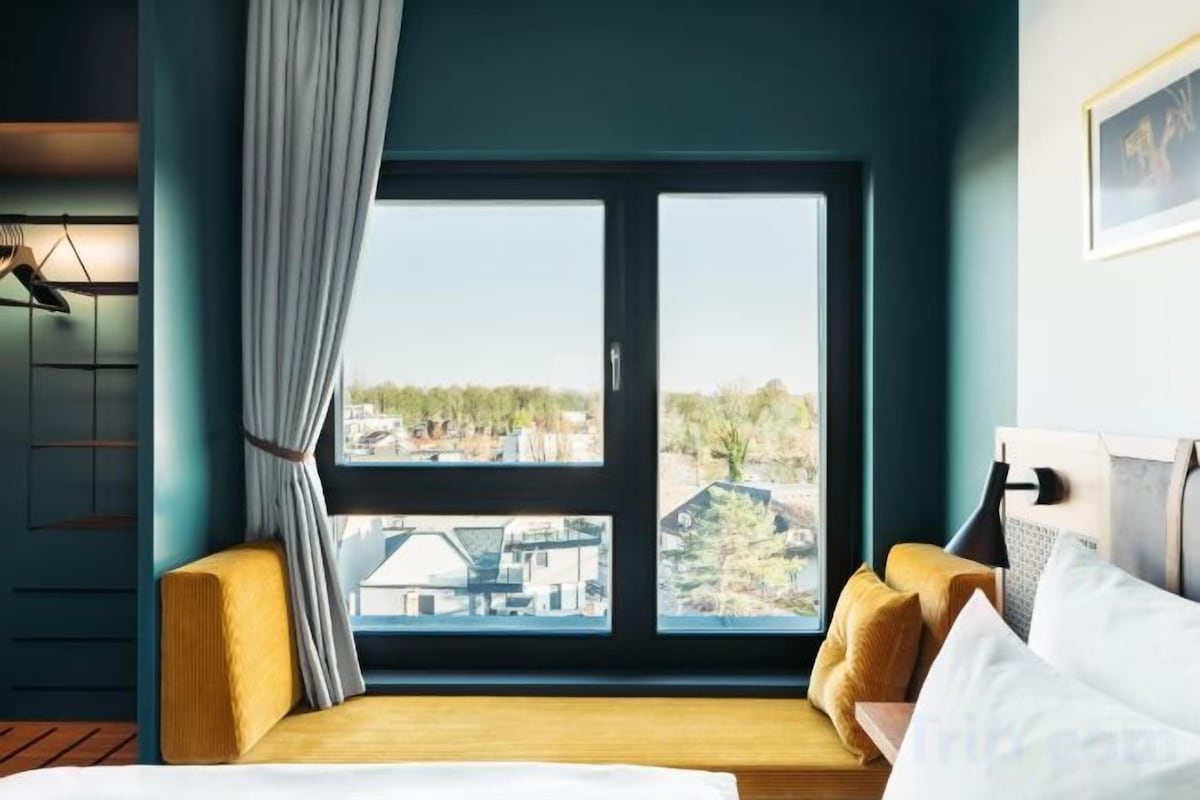 In-room safe, desk, soundproofing, cribs (free)