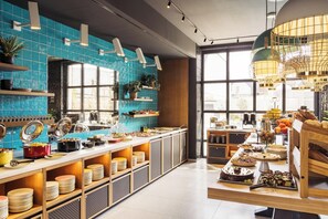 Se ofrece un desayuno bufé todos los días (25 EUR por persona)