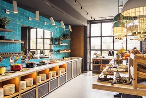 Café da manhã com buffet todos os dias mediante uma taxa