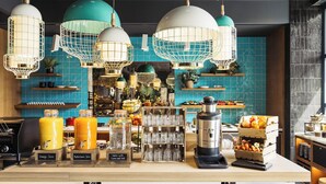 Een bar met meerdere hanglampen, een koffieapparaat en diverse drankdispensers.