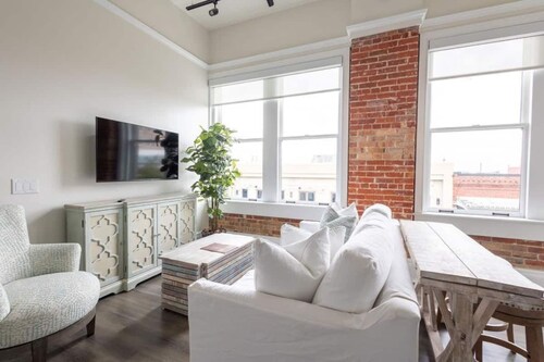 Unmatched Palafox St views 2BD/2B Luxury Condo