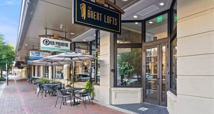 *Unmatched Palafox St views* 2BD/2B Luxury Condo