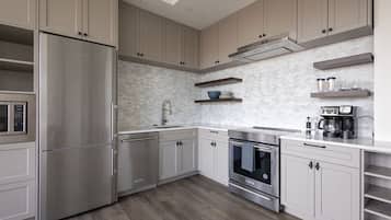 Refrigerador, microondas, horno y parrilla de estufa