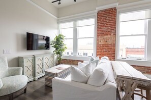 Smart TV - *Unmatched Palafox St views* 2BD/2B Luxury Condo (Pensacola)