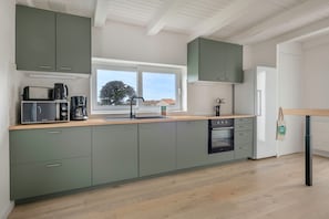 Een koelkast, een microgolfoven, een oven, een vaatwasser