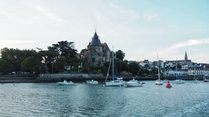 A harbor with boats and a historic building with a tower. - House for 8, with jacuzzi 200m from the beach (La Bernerie-en-Retz)