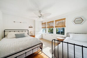 5 bedrooms, iron/ironing board, internet, bed sheets - Stay @ Palm Cottage on Isle of Palms! (Isle of Palms)