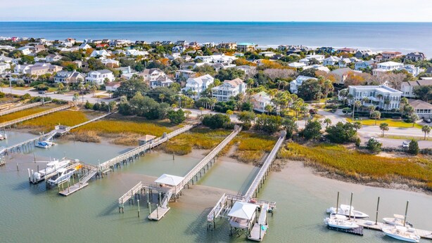 Zona residencial costera con casas, muelles y barcos.