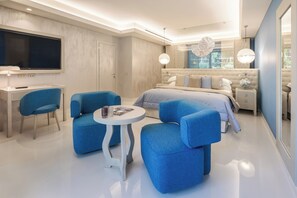 Junior suite (Cala Beach, Pinewood Side) | Luxe beddengoed, donsdekens, een minibar, een kluis op de kamer