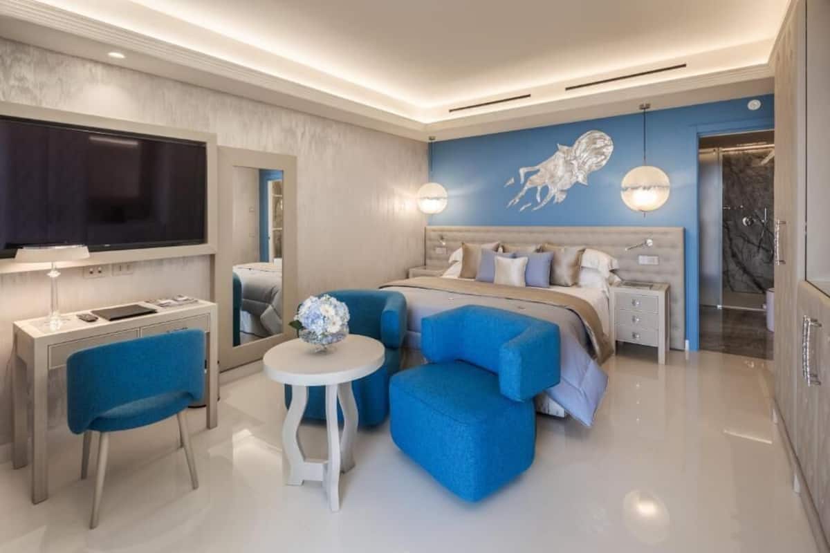 Ropa de cama de alta calidad, edredones de plumas, minibar y caja fuerte