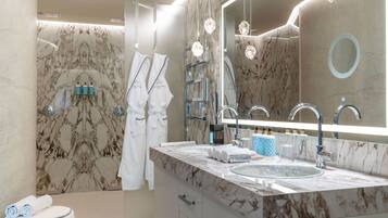 Dusche, Haartrockner, Bademäntel, Hausschuhe