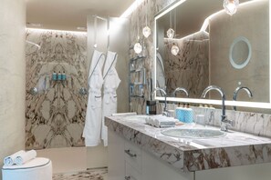 Doccia, asciugacapelli, accappatoio, pantofole