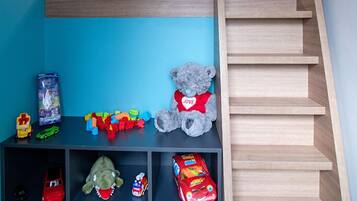 Ropa de cama de alta calidad, minibar y decoración personalizada