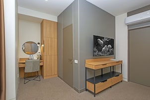 Superior Double Room | Bathroom | Shower, rainfall showerhead, free toiletries, hair dryer