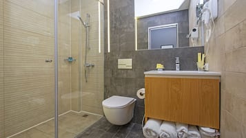 Standard Double Room | Bathroom | Shower, rainfall showerhead, free toiletries, hair dryer
