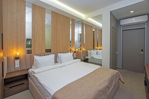 Ropa de cama de alta calidad, minibar y decoración personalizada 