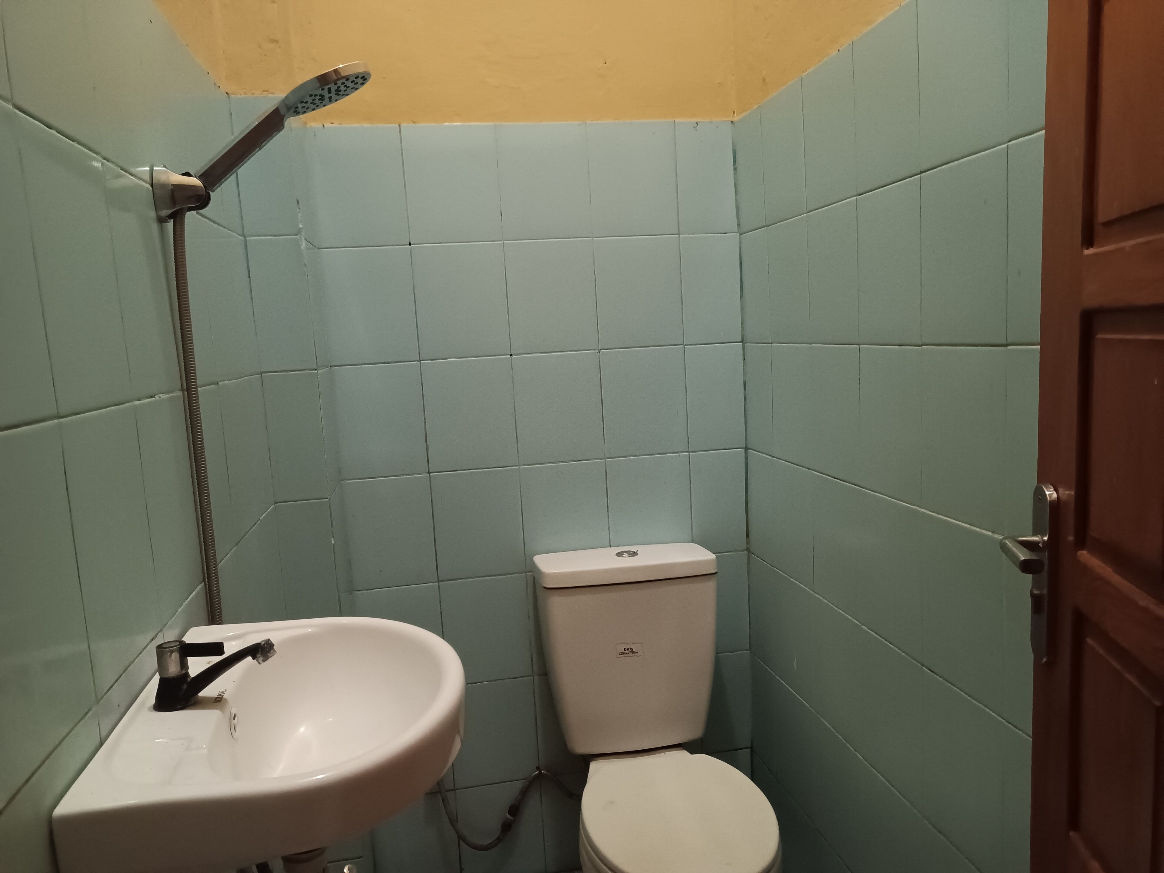 Un bany petit amb rentapisa, vàter i plat de dutxa.