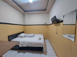 Laptop workspace, free WiFi, bed sheets - OYO 93332 Kharis Home Stay (Jayapura)