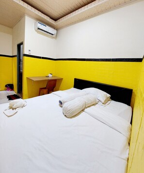 Standard Double Room | Laptop workspace, free WiFi, bed sheets