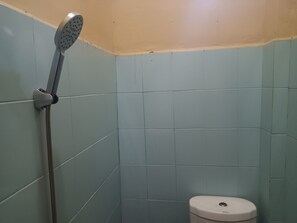 Habitació doble estàndard | Bany | Dutxa i tovalloles 