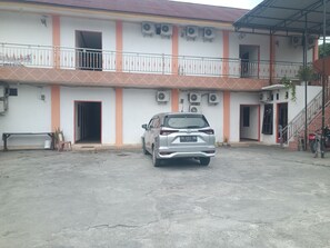 Free self-parking - OYO 93332 Kharis Home Stay (Jayapura)