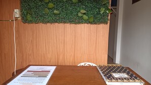 Ein Holzbüro mit einem ausgedruckten Dokument und einem Buch.