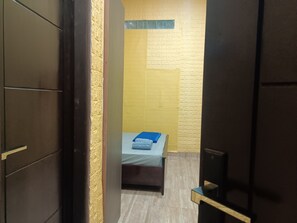 Habitación doble estándar | Espacio para trabajar con laptop, wifi gratis y ropa de cama 