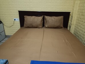 Dobbeltrom – standard | Skrivebord for bærbar PC, wi-fi (inkludert) og sengetøy