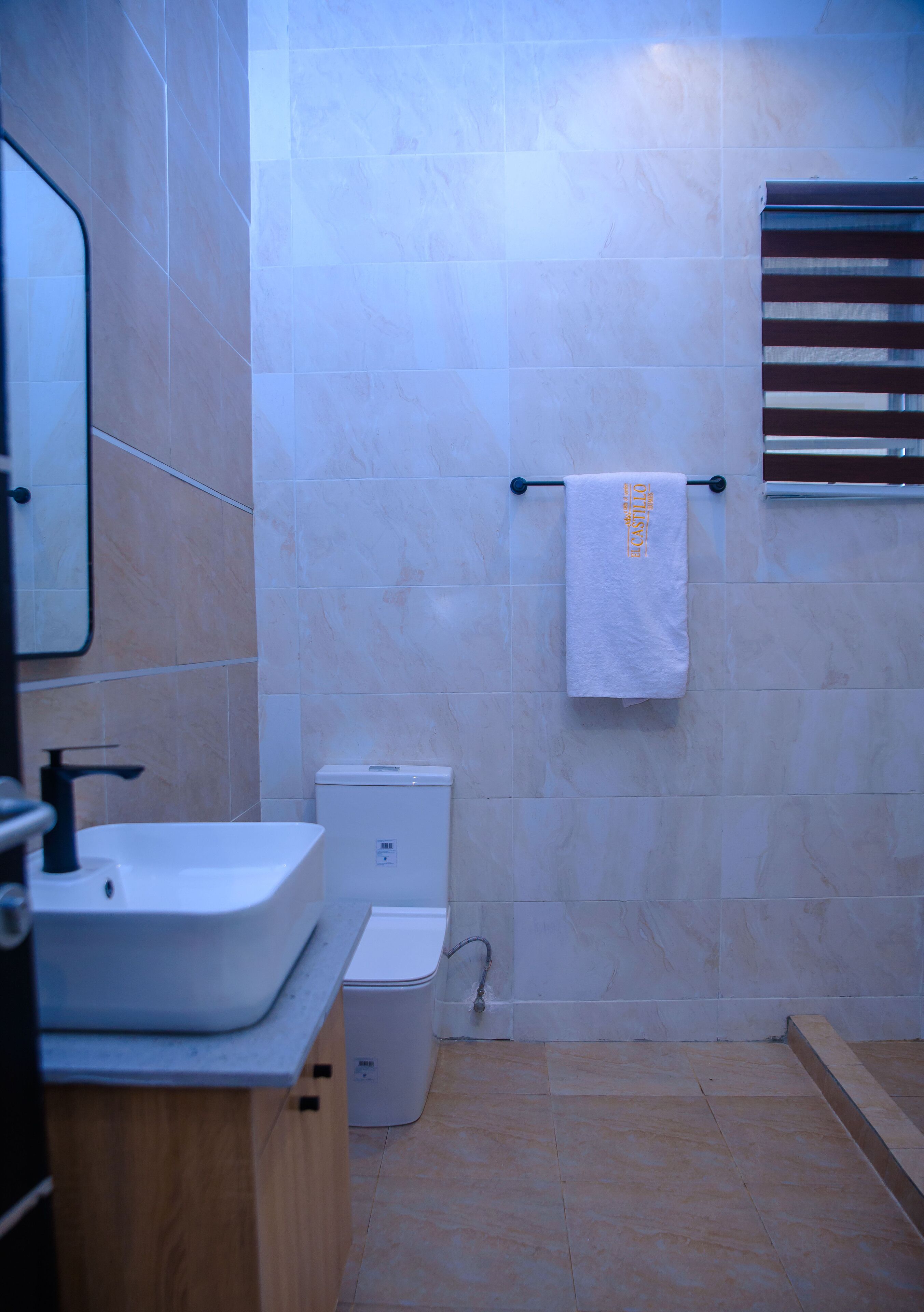 Luxury Suite | Bathroom | Slippers, towels