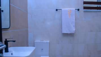 Luxury Suite | Bathroom | Slippers, towels