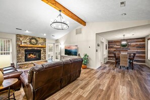 Smart TV, fireplace, video games, table football - Mountain View| PoolTable | Hot Tub | Huge Yard Pets (Sevierville)