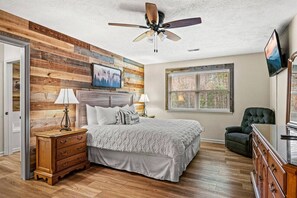 4 bedrooms, desk, iron/ironing board, free WiFi