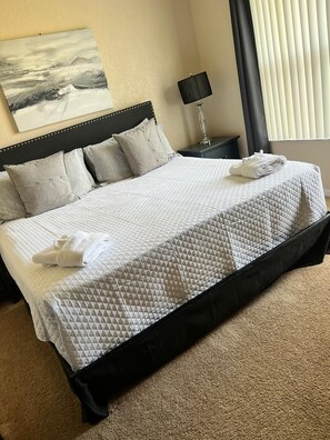 4 habitaciones, tabla de planchar con plancha, wifi y ropa de cama 