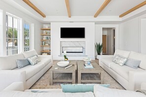 Smart TV, fireplace