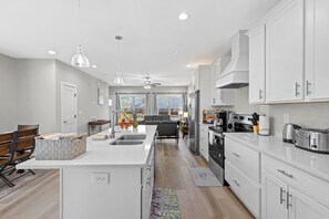 Microwave, oven, stovetop, dishwasher - Spacious 4-bedroom house Downtown Nashville (Nashville)